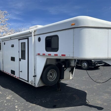 2006 Kiefer 3 Horse Living Quarters Trailer – Ultimate Comfort and Durability for Horse Owners